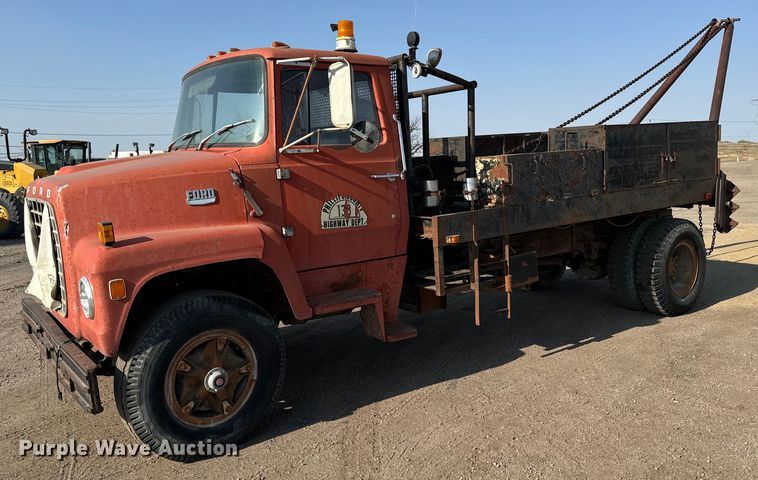 1975 Ford 8000 winch truck - DX3666