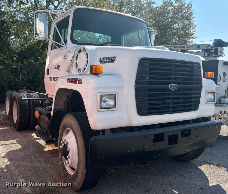 1993 Ford LNT8000 truck cab and chassis - EG0600