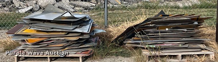 Approximately 75 road signs - LC9232