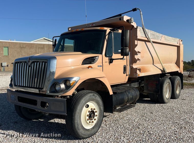 2010 International  7400 SFA dump truck - LC9240