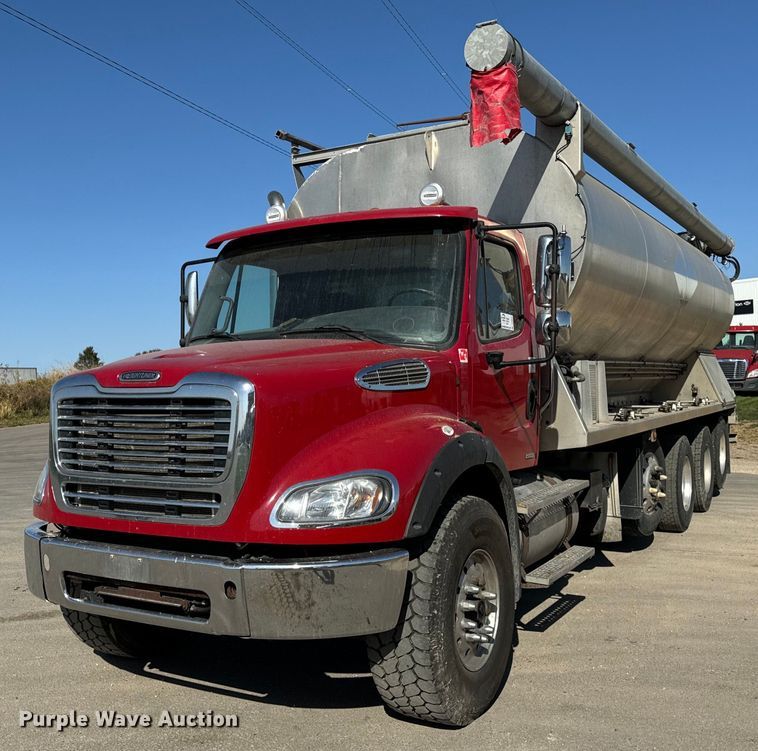 2011 Freightliner  Business Class M2  feed delivery truck  - DT2047