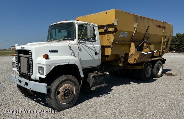 1991 Ford L8000 feed mixer truck - DX3600