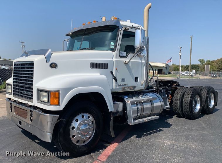 2012 Mack CHU613 semi truck - DM1823