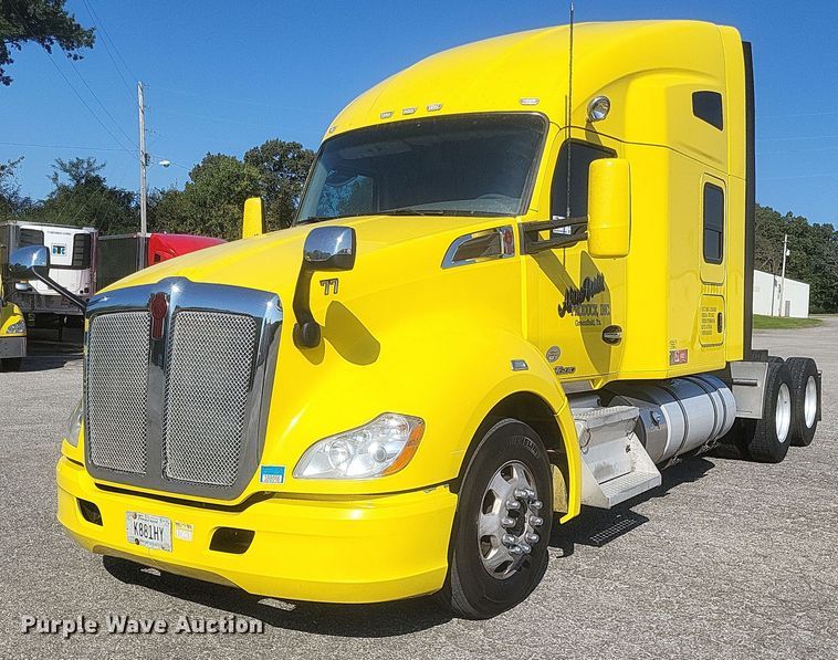 2017 Kenworth  T680 semi truck - DQ3715