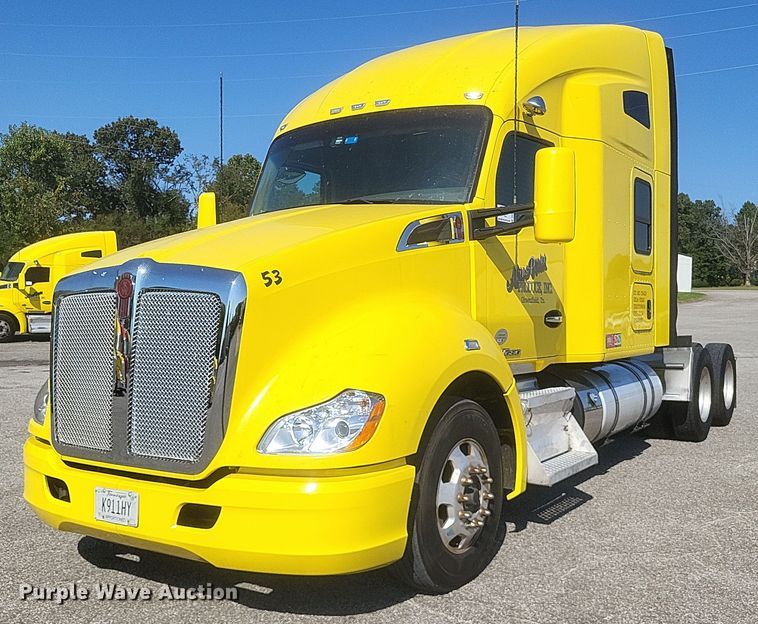 2015 Kenworth  T680 semi truck - DQ3716