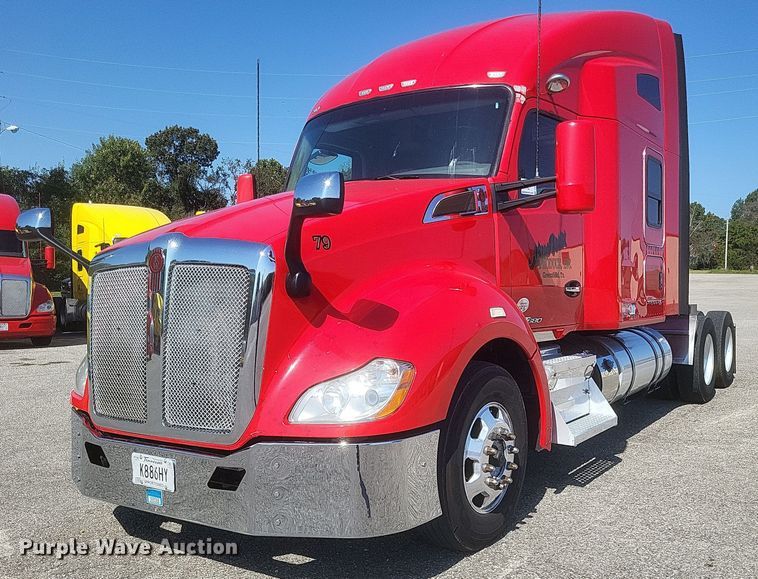 2017 Kenworth  T680 semi truck - DQ3720