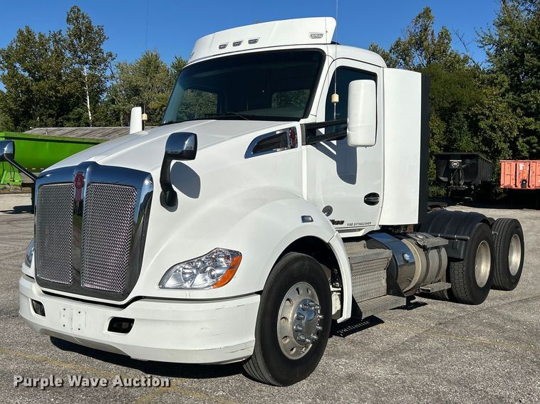 2015 Kenworth T680 semi truck - DS0877