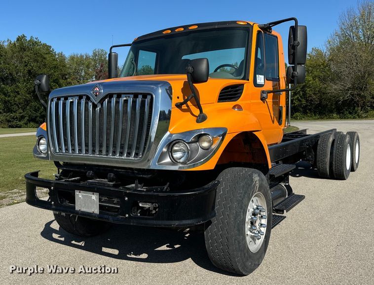 2009 International  WorkStar 7600 truck cab and chassis - DT2012