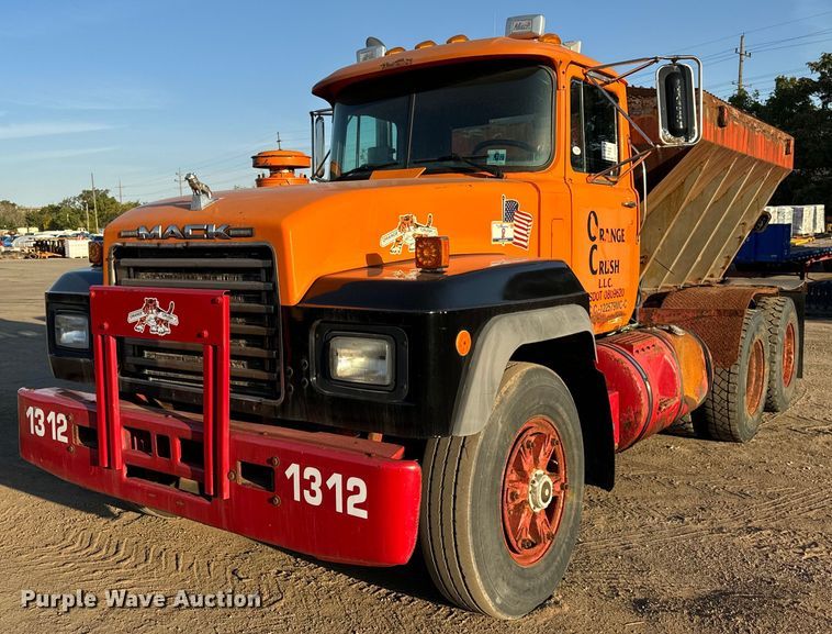 2000 Mack  RD690S spreader truck - DT2029