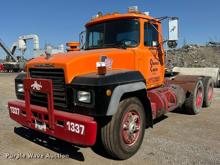 2003 Mack  RD688S semi truck - DT2039