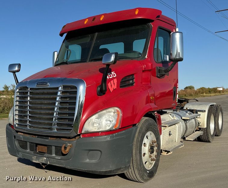 2012 Freightliner  Cascadia  semi truck - DT2045