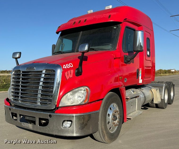 2015 Freightliner  Cascadia  semi truck - DT2046