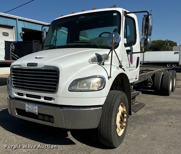 2007 Freightliner  M2  truck cab and chassis - DT2052