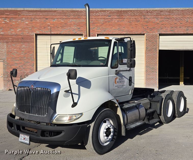 2010 International  8600 semi truck - EE8568