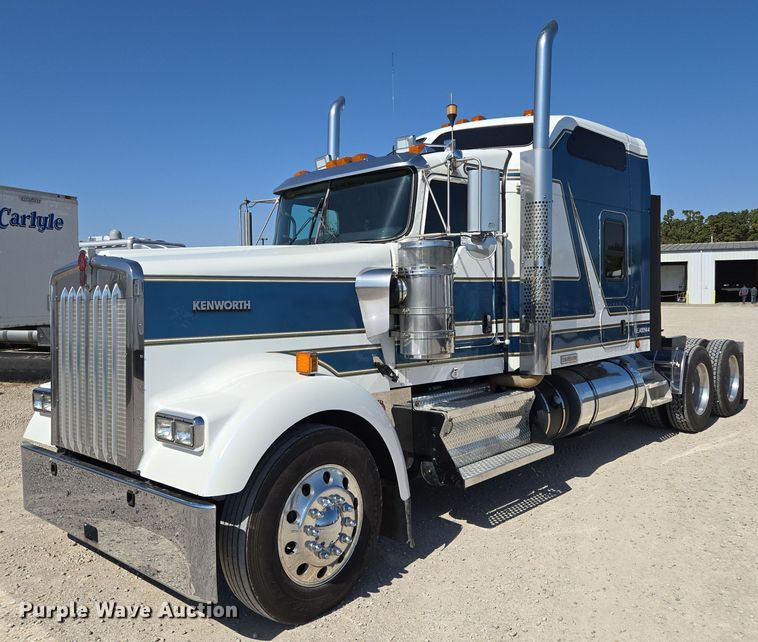 2014 Kenworth  W900 semi truck - EE8585