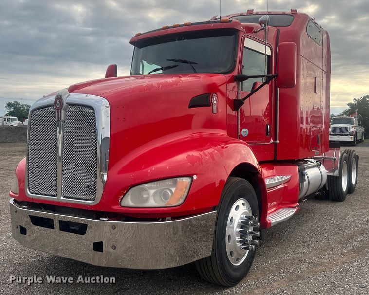 2013 Kenworth T660 semi truck - EG0753