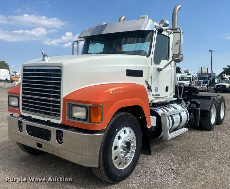 2013 Mack CHU613 semi truck - EG1145