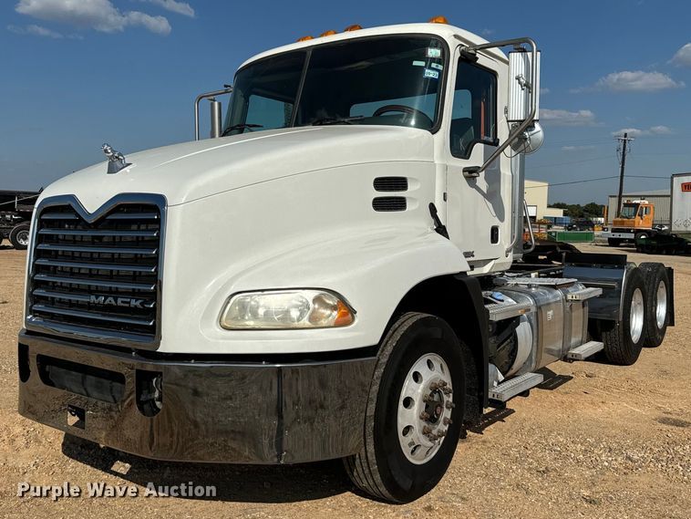 2016 Mack 613 semi truck - IE9151