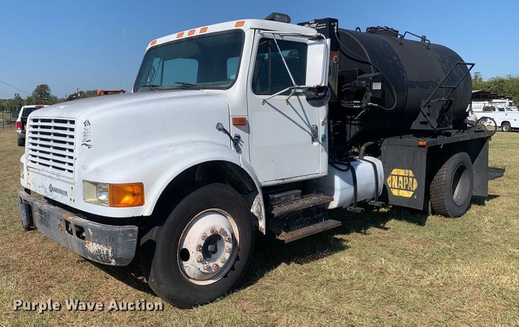 1992 International  4700  oil distributor truck - JT9734