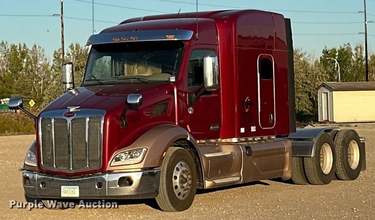 2017 Peterbilt 579 semi truck - LR9489