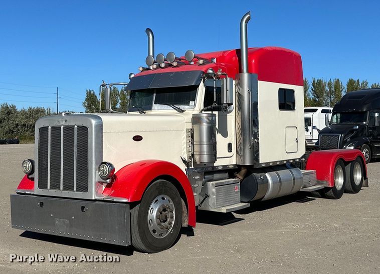 2013 Peterbilt  389 semi truck - LR9492