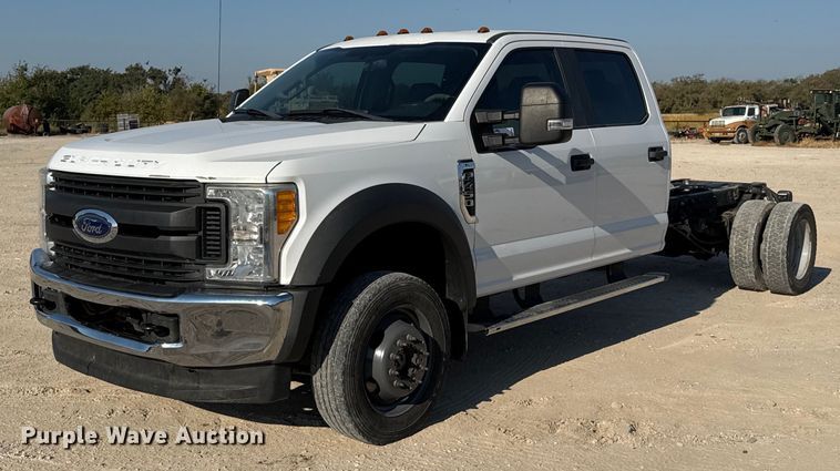 2017 Ford F450 Super Duty XL truck cab and chassis - DO2565