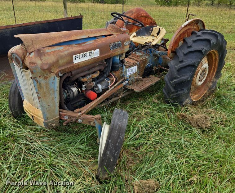 Ford  2000 tractor - EE8550
