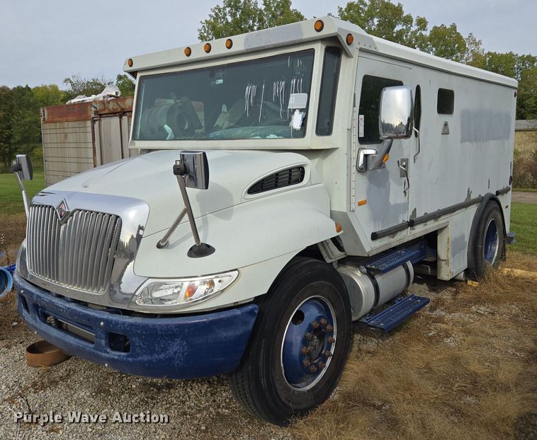 2005 International  4300  armored truck  - EE8552