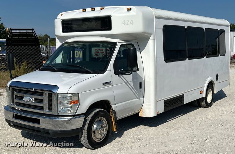 2014 Ford E450 Super Duty shuttle bus - EK3404