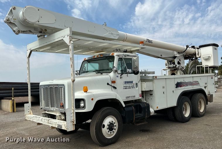 2001 International  2674 bucket truck - DD3360