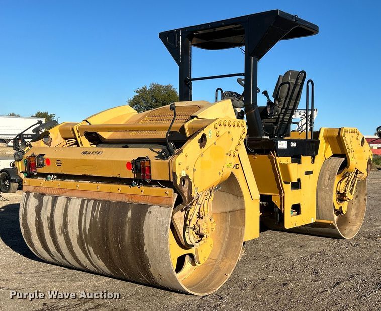 2012 Caterpillar  CB64 double drum vibratory roller - DO7568