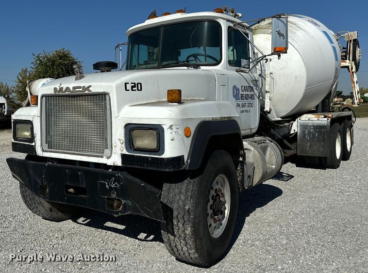 1999 Mack  RD690S ready mix truck - DT2096