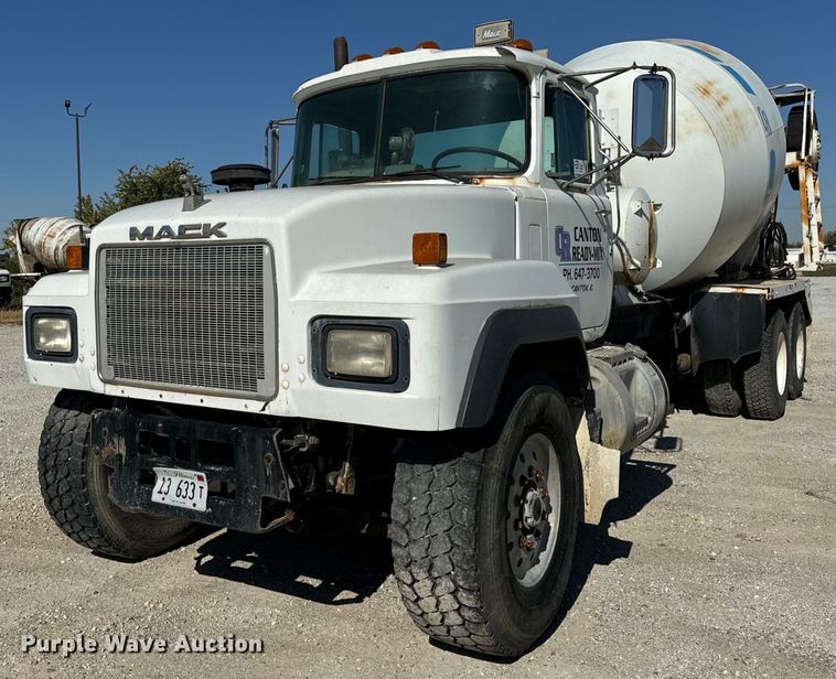 1995 Mack  RD690S  ready mix truck - DT2098