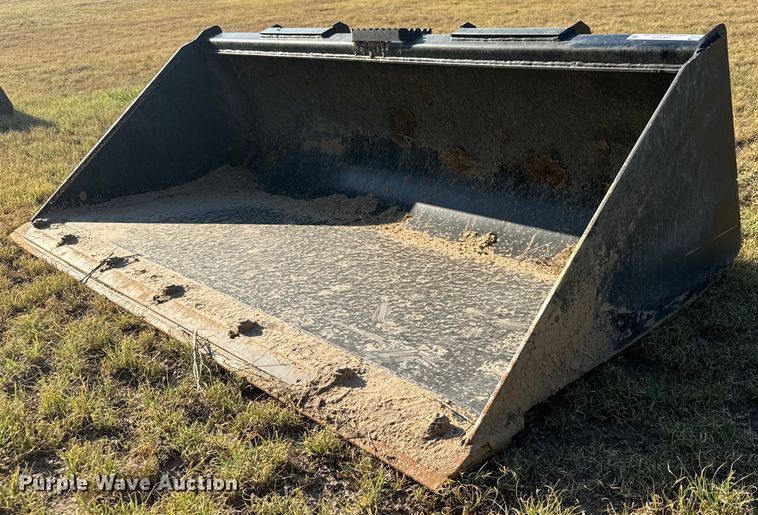 John Deere C72 skid steer bucket - DX3525