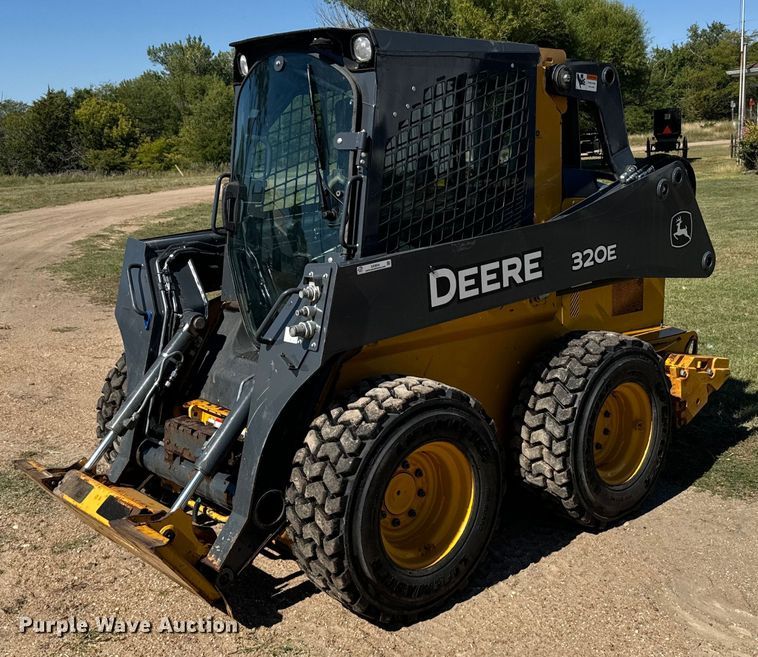 2015 John Deere 320E skid steer loader - DX3634