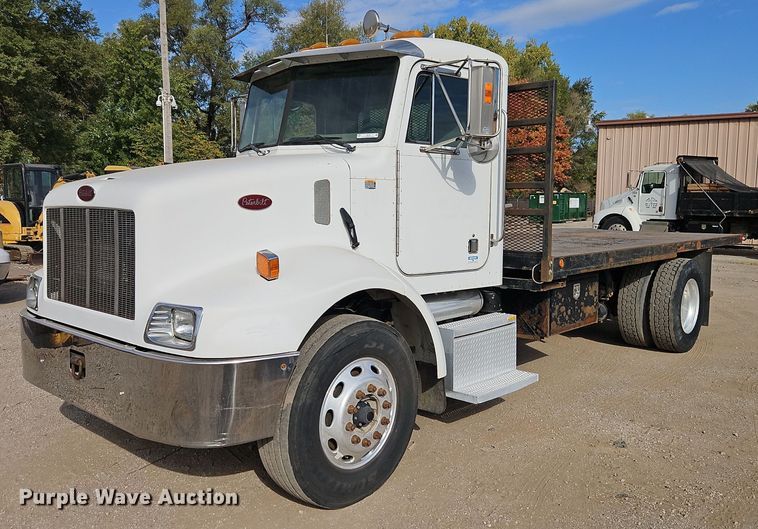 2004 Peterbilt 330 flatbed truck - EI8443