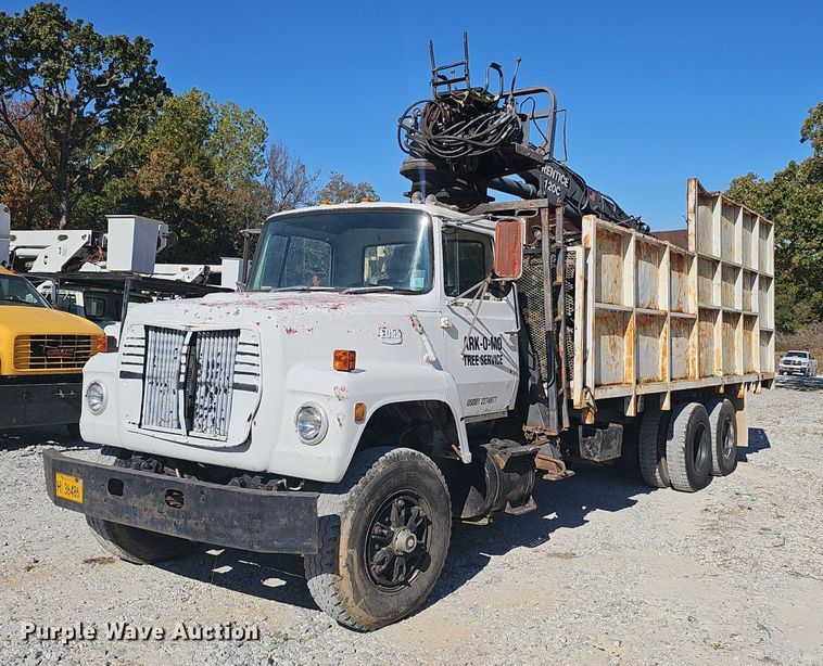 1984 Ford L9000 crane truck - EK0966