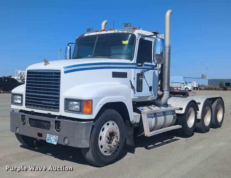 2011 Mack 600 semi truck - EQ2284