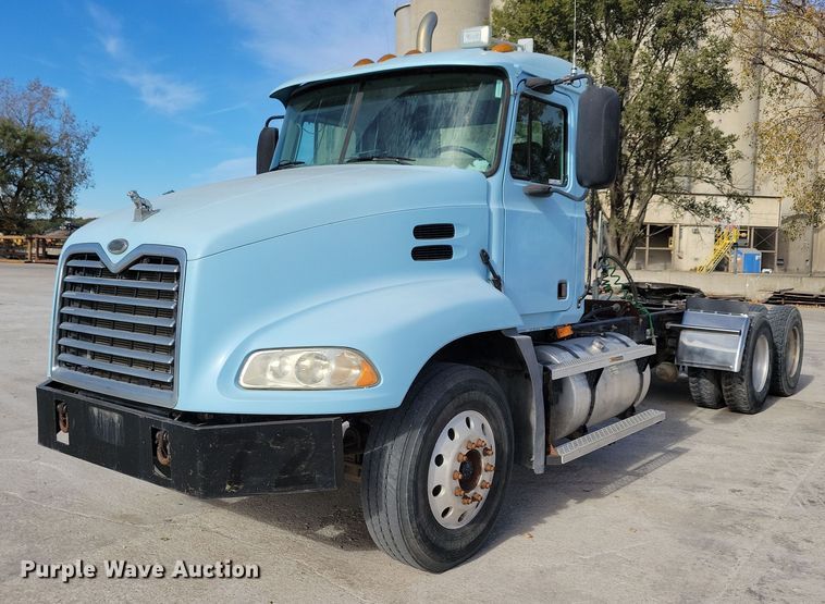 2000 Mack CX613 semi truck - JH9925