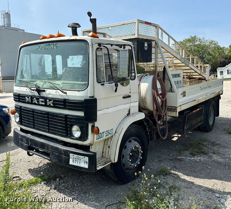 1988 Mack  MS200 concrete pump truck - OG9860