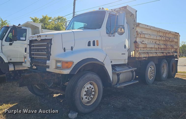 2006 Sterling LT9500 dump truck - DO5483
