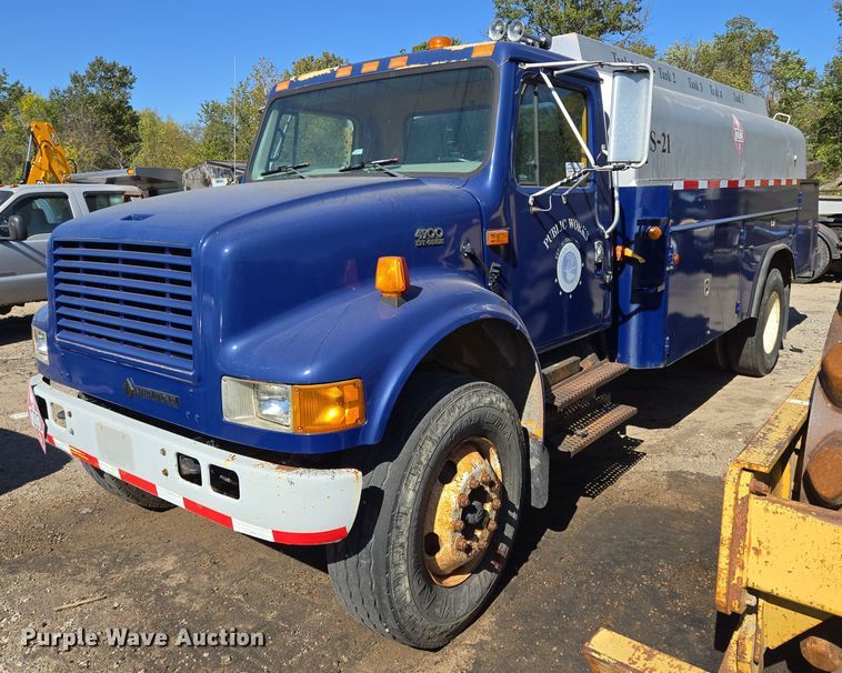 2000 International  4900 fuel / lube truck - EE8658