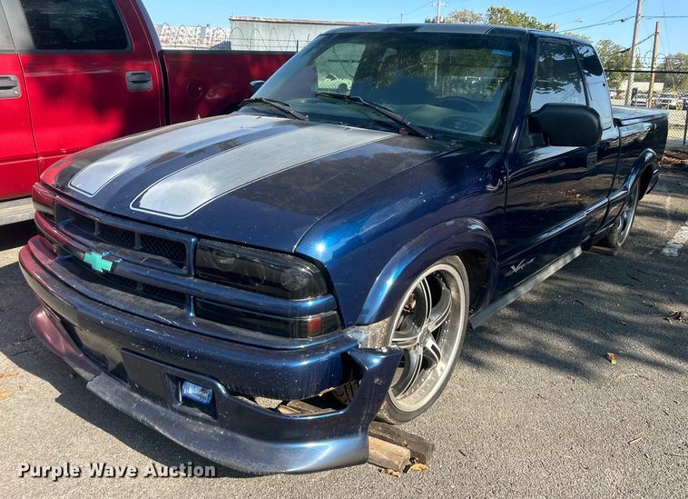 2002 Chevrolet S10 Ext. Cab pickup truck - EG0584