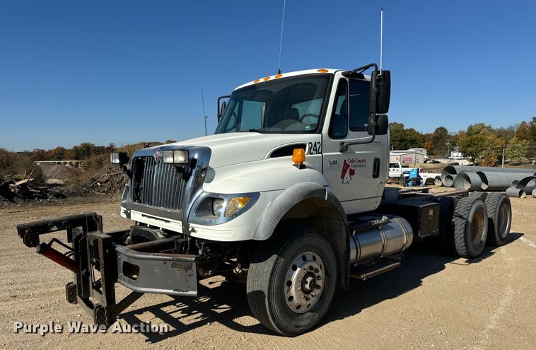 2006 International 7600 truck cab and chassis - EH7123