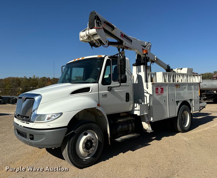 2007 International 4400 bucket truck - EH7128