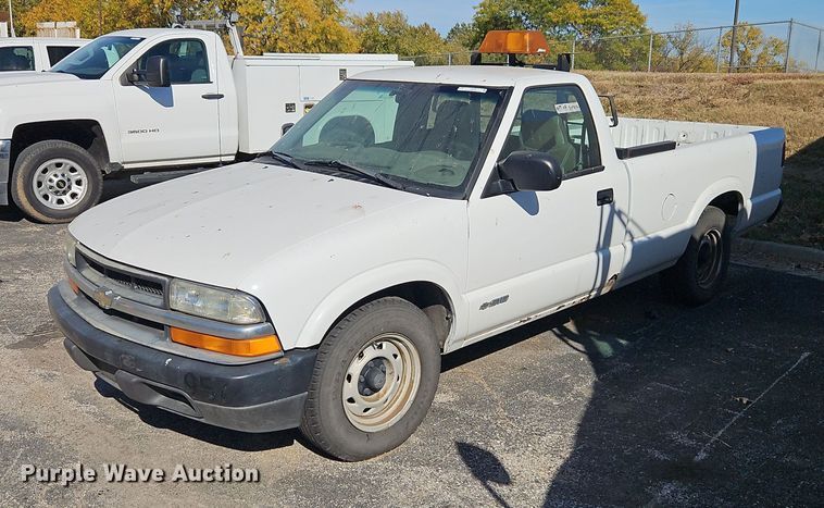 2001 Chevrolet  S10 pickup truck - EI8455