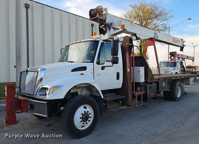 2004 International  7400 crane truck - EI8460