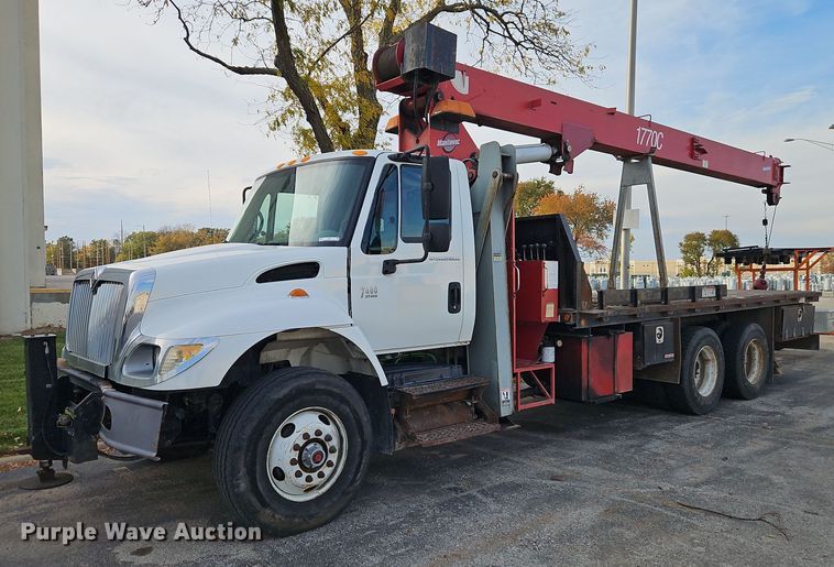 2003 International  7400 crane truck - EI8461