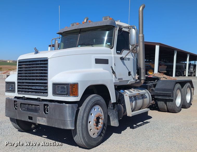 2020 Mack Pinnacle semi truck - EQ2385