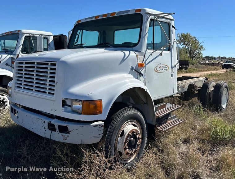 1997 International 4700 truck cab and chassis - ER8107